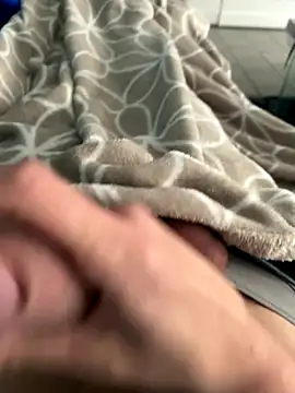 Snapshot of groschibre40100 chatting on December 17, 1:17 pm groschibre40100 online show from December 17, 1:17 pm