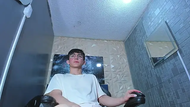ElanGiraldo online show from April 28, 11:21 pm