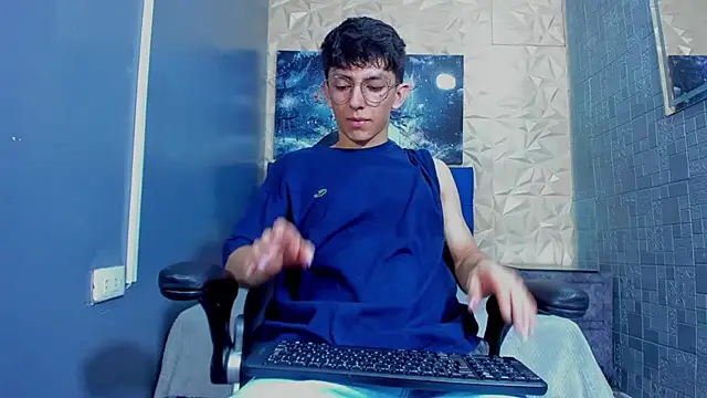 ElanGiraldo online show from May 30, 9:45 pm