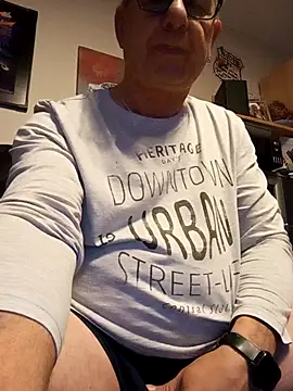 Snapshot of andy-1961 chatting on November 9, 11:36 pm andy-1961 online show from November 9, 11:36 pm