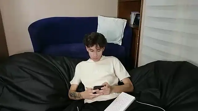 Snapshot of Derekswan chatting on November 11, 2:00 am Derekswan online show from November 11, 2:00 am