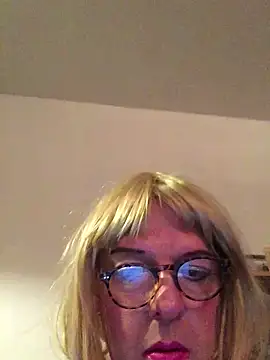 Snapshot of simone_xdressing chatting on January 5, 12:42 am simone xdressing online show from January 5, 12:42 am