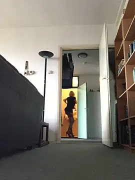 Snapshot of simone_xdressing chatting on January 5, 9:59 am simone xdressing online show from January 5, 9:59 am