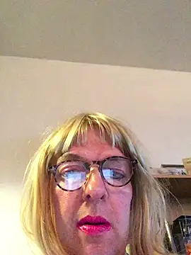 Snapshot of simone_xdressing chatting on January 5, 2:30 pm simone xdressing online show from January 5, 2:30 pm