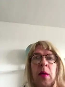 Snapshot of simone_xdressing chatting on January 12, 10:12 am simone xdressing online show from January 12, 10:12 am