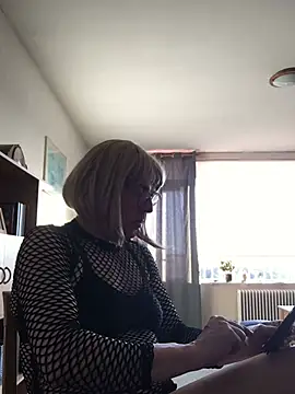 Snapshot of simone_xdressing chatting on January 26, 2:30 pm simone xdressing online show from January 26, 2:30 pm