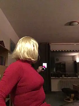 Snapshot of simone_xdressing chatting on February 2, 12:51 am simone xdressing online show from February 2, 12:51 am