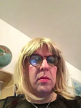 Snapshot of simone_xdressing chatting on February 10, 12:30 am simone xdressing online show from February 10, 12:30 am