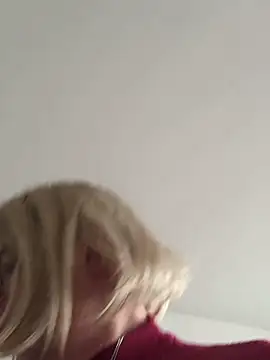 Snapshot of simone_xdressing chatting on February 10, 2:16 pm simone xdressing online show from February 10, 2:16 pm