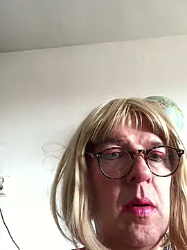 Snapshot of simone_xdressing chatting on March 2, 2:00 pm simone xdressing online show from March 2, 2:00 pm