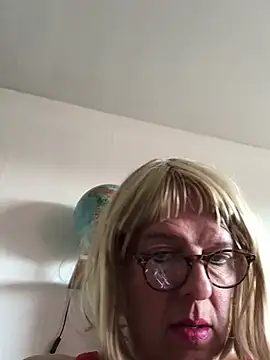 Snapshot of simone_xdressing chatting on March 15, 2:23 pm simone xdressing online show from March 15, 2:23 pm