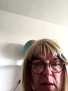 Snapshot of simone_xdressing chatting on September 25, 1:15 pm simone xdressing online show from September 25, 1:15 pm