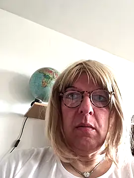 Snapshot of simone_xdressing chatting on September 28, 9:03 am simone xdressing online show from September 28, 9:03 am