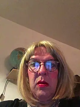 Snapshot of simone_xdressing chatting on September 28, 11:21 pm simone xdressing online show from September 28, 11:21 pm