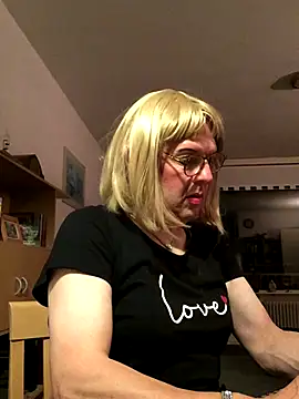 Snapshot of simone_xdressing chatting on October 1, 11:22 pm simone xdressing online show from October 1, 11:22 pm