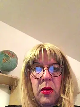 Snapshot of simone_xdressing chatting on October 4, 11:36 pm simone xdressing online show from October 4, 11:36 pm