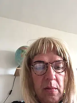 Snapshot of simone_xdressing chatting on October 5, 1:20 pm simone xdressing online show from October 5, 1:20 pm