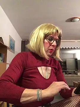 Snapshot of simone_xdressing chatting on October 19, 12:00 am simone xdressing online show from October 19, 12:00 am