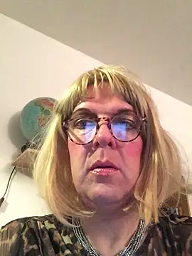 Snapshot of simone_xdressing chatting on October 29, 7:59 pm simone xdressing online show from October 29, 7:59 pm