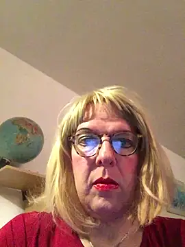 Snapshot of simone_xdressing chatting on November 2, 1:30 am simone xdressing online show from November 2, 1:30 am