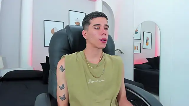 Snapshot of Gabo_white1 chatting on December 2, 7:25 am Gabo white1 online show from December 2, 7:25 am