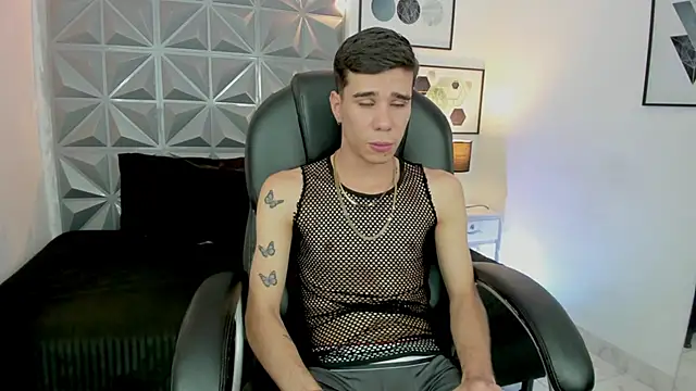 Snapshot of Gabo_white1 chatting on December 14, 2:11 pm Gabo white1 online show from December 14, 2:11 pm