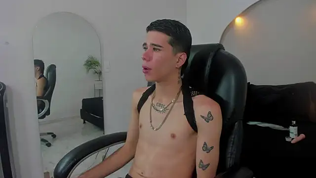 Snapshot of Gabo_white1 chatting on December 16, 5:23 am Gabo white1 online show from December 16, 5:23 am