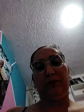 Snapshot of LaLey2702 chatting on December 2, 1:33 am LaLey2702 online show from December 2, 1:33 am