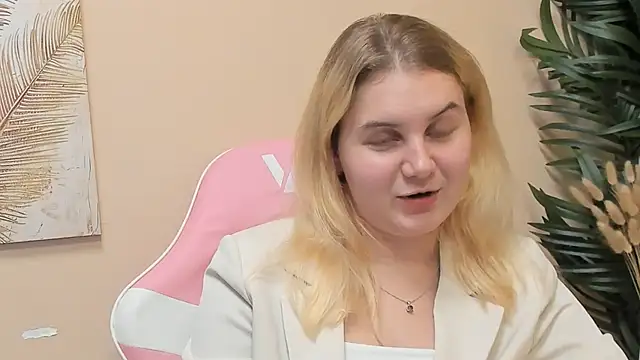 Snapshot of RachealFeigel chatting on November 11, 3:34 pm RachealFeigel online show from November 11, 3:34 pm