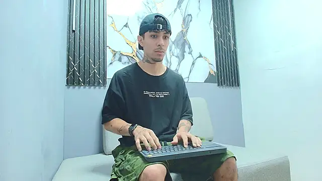 Snapshot of Aethon_noir chatting on November 17, 12:44 pm Aethon noir online show from November 17, 12:44 pm