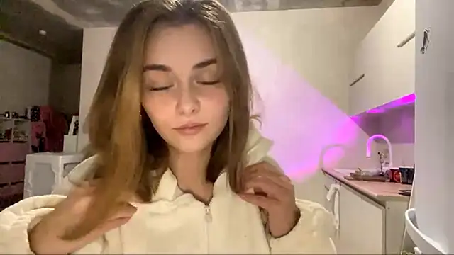 GeralynChiszar online show from November 18, 8:13 pm