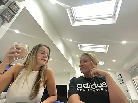 Snapshot of Cutebrowneyes_ chatting on November 12, 1:00 pm Cutebrowneyes online show from November 12, 1:00 pm