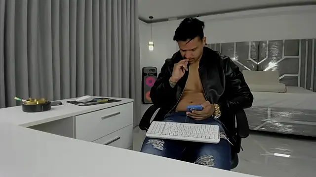 master leather online show from April 29, 3:49 pm