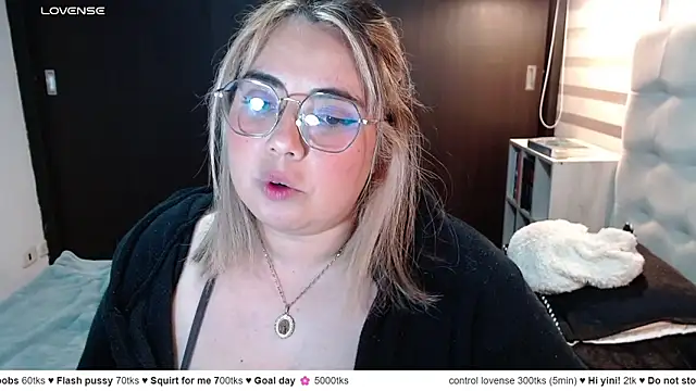 YiniBelle online show from May 9, 2:39 am