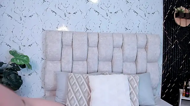 Snapshot of MadisonnLee chatting on November 12, 7:13 pm MadisonnLee online show from November 12, 7:13 pm