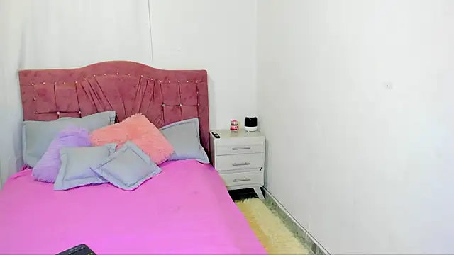 Snapshot of yourlatina_emely chatting on March 5, 8:49 pm yourlatina emely online show from March 5, 8:49 pm