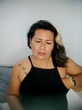 Snapshot of angi_daw chatting on February 11, 1:43 am angi daw online show from February 11, 1:43 am