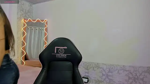 ISABELA TAY online show from December 22, 11:40 am