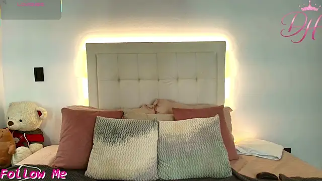 Snapshot of Daphne_Hills chatting on July 22, 8:11 pm Daphne Hills online show from July 22, 8:11 pm