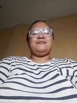 Snapshot of loriepinay46 chatting on June 18, 9:14 am loriepinay46 online show from June 18, 9:14 am