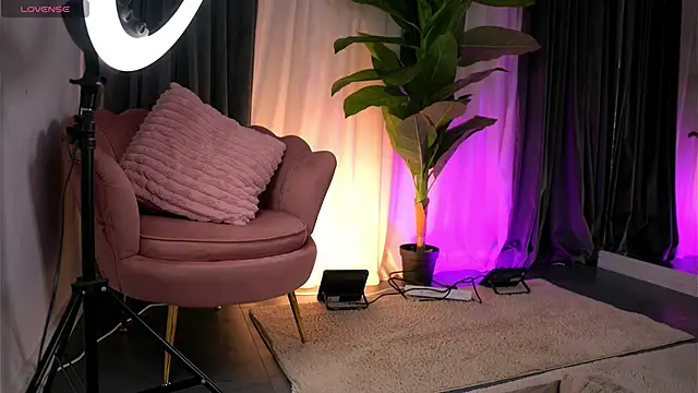 Snapshot of WendyyLuv chatting on June 19, 8:23 pm WendyyLuv online show from June 19, 8:23 pm