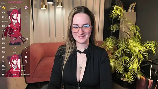 Snapshot of EmmaBloomm chatting on July 4, 10:05 pm EmmaBloomm online show from July 4, 10:05 pm