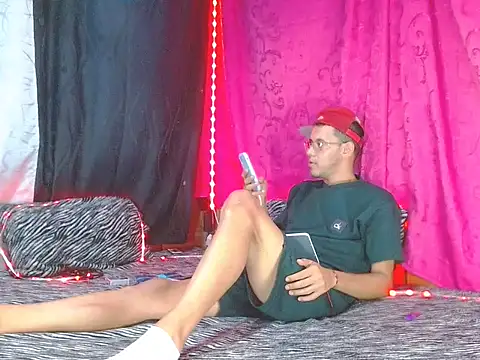 Snapshot of FANTASYBOYS11 chatting on December 15, 10:25 pm FANTASYBOYS11 online show from December 15, 10:25 pm