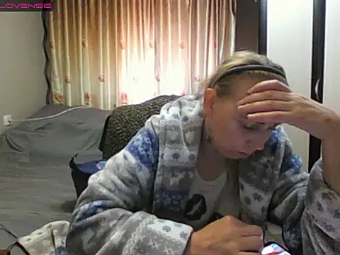 Snapshot of JenniDeep chatting on May 8, 8:19 am JenniDeep online show from May 8, 8:19 am