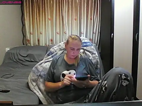 Snapshot of JenniDeep chatting on June 11, 4:27 pm JenniDeep online show from June 11, 4:27 pm