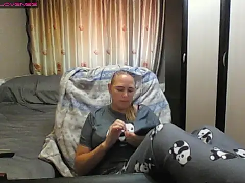 Snapshot of JenniDeep chatting on June 18, 11:14 am JenniDeep online show from June 18, 11:14 am