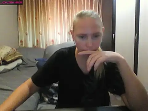 Snapshot of JenniDeep chatting on August 8, 11:12 am JenniDeep online show from August 8, 11:12 am