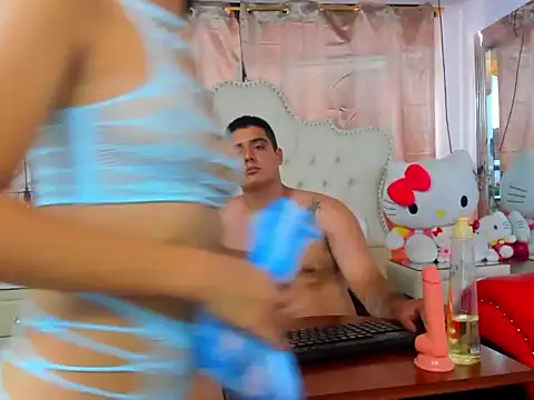 Snapshot of EmmaANDthomaz chatting on December 18, 6:47 pm EmmaANDthomaz online show from December 18, 6:47 pm