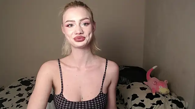 Snapshot of RealLinaaa chatting on December 14, 10:25 pm RealLinaaa online show from December 14, 10:25 pm