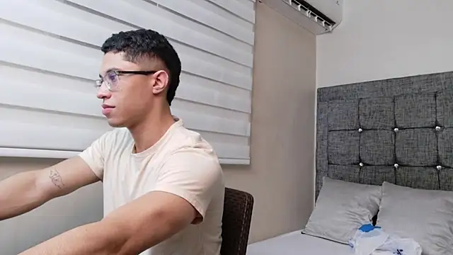 Snapshot of Chrix_Velez chatting on November 17, 7:41 pm Chrix Velez online show from November 17, 7:41 pm